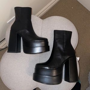 STEVE MADDEN COBRA BLACK LEATHER BOOTS